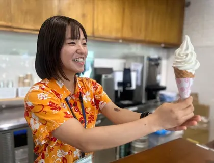 雪塩ミュージアムのお土産販売スタッフ