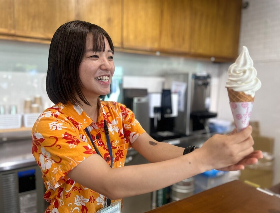 雪塩ミュージアムのお土産販売スタッフ